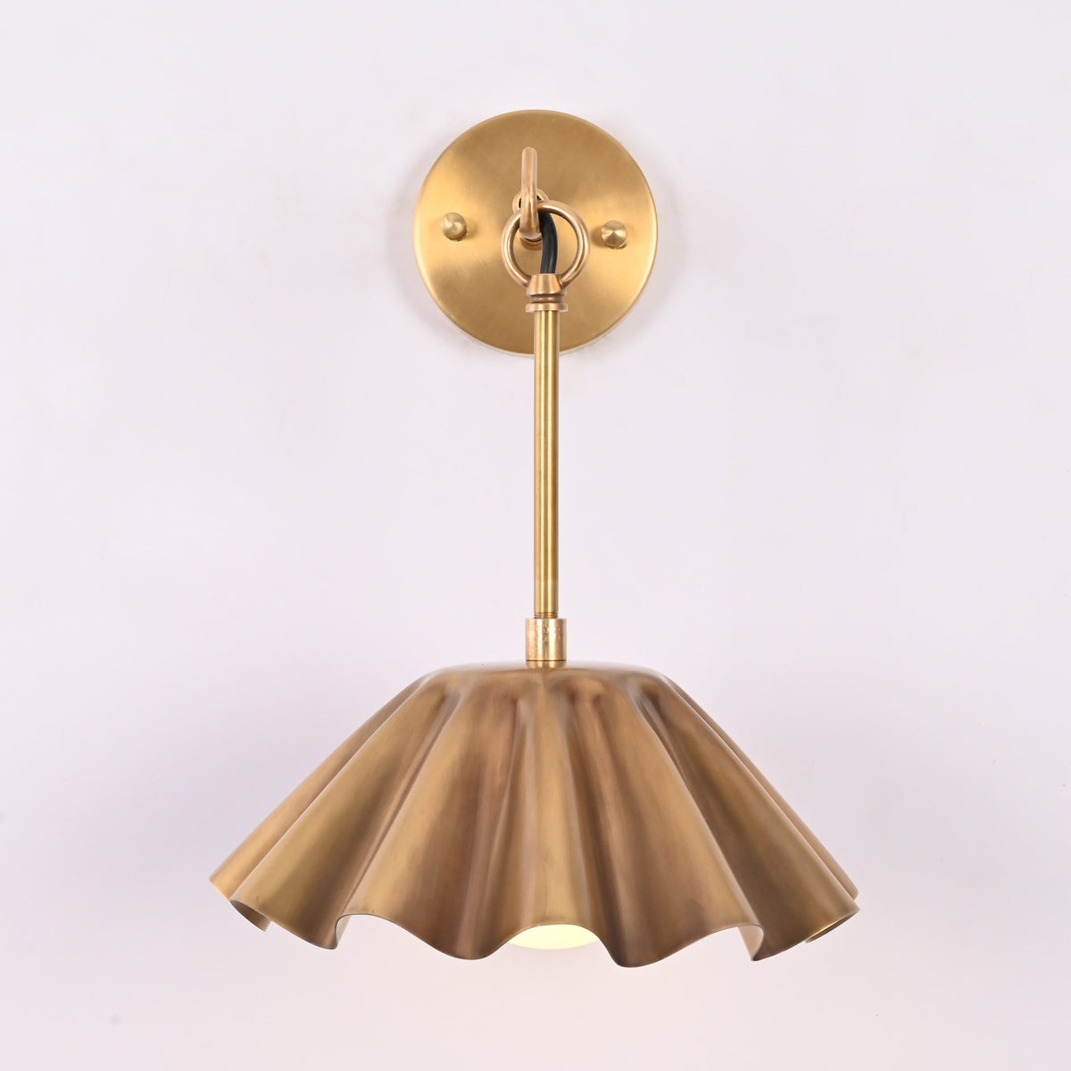 Siena Petalia – Scalloped Brass Wall Sconce – 1-Light – 10" x 13"