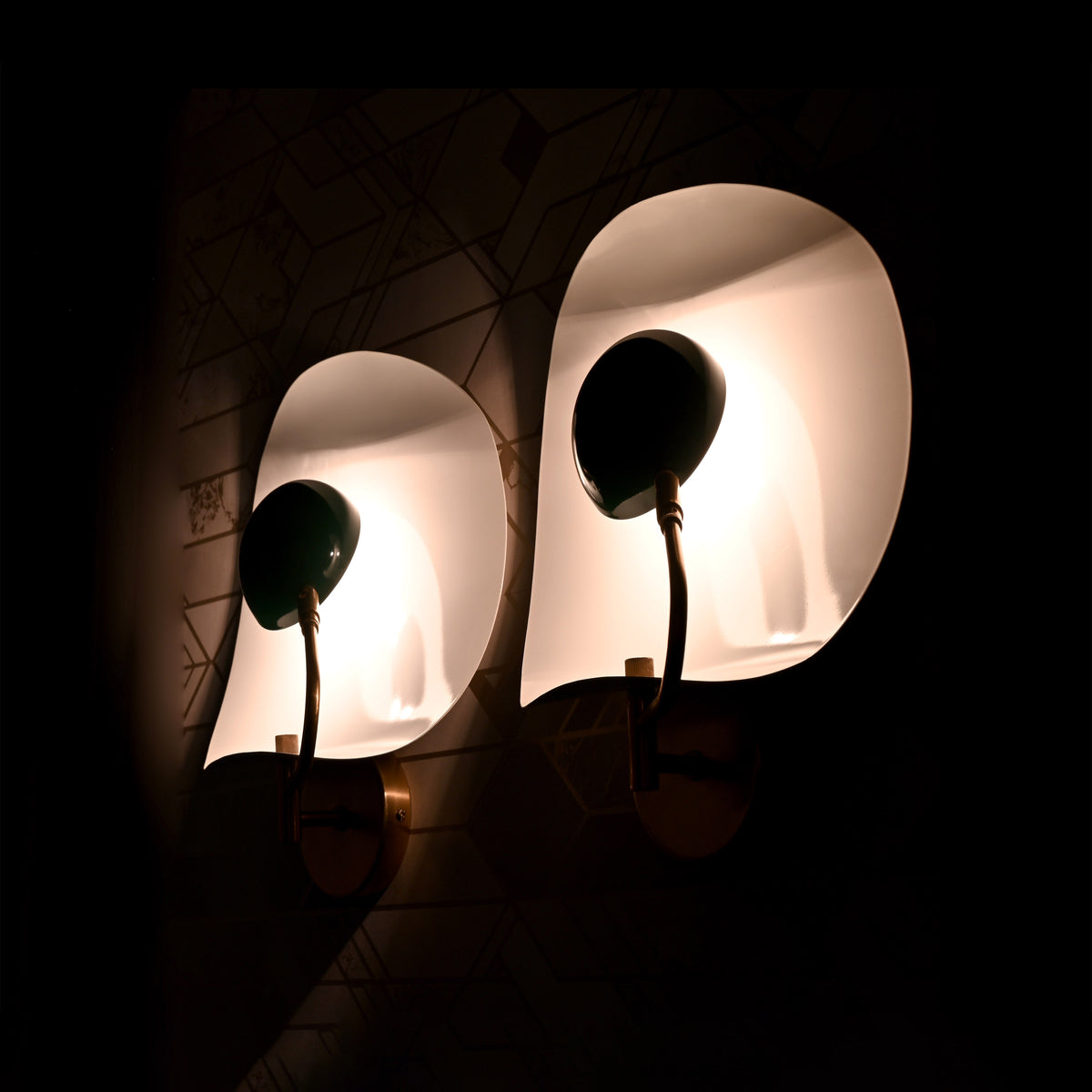 Contemporary Artistic Wall Sconce with Curved Backplate | Customizable Handcrafted Accent Lighting - 32585